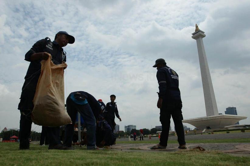 Pagar Pembatas Rumput Monas Dibongkar - Bagian 3