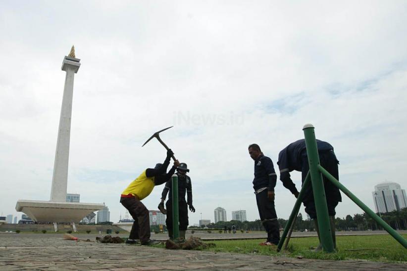 Pagar Pembatas Rumput Monas Dibongkar - Bagian 1