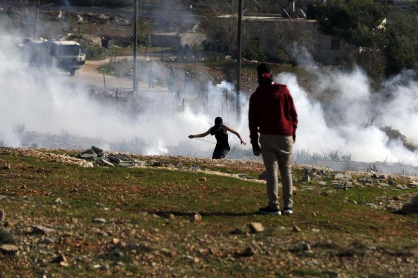 Warga Palestina Bentrok dengan Tentara Israel, Ratusan Orang Terluka - Bagian 3