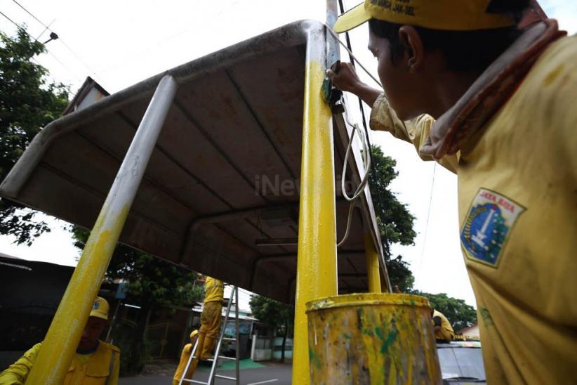 Hilangkan Kesan Kumuh, Halte di Jaksel Dicat Ulang - Bagian 5