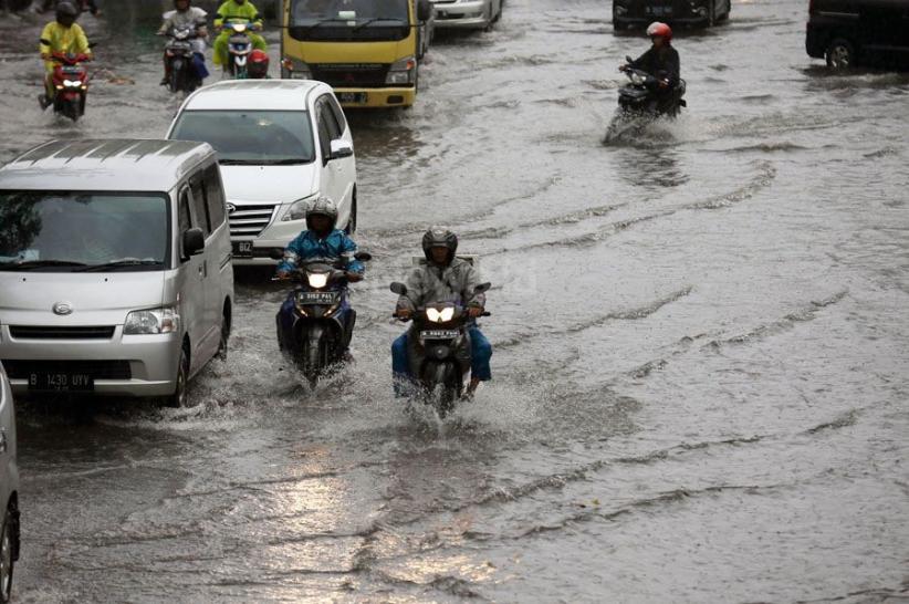 Genangan Air Muncul setelah Hujan Mengguyur Ibu Kota - Bagian 10