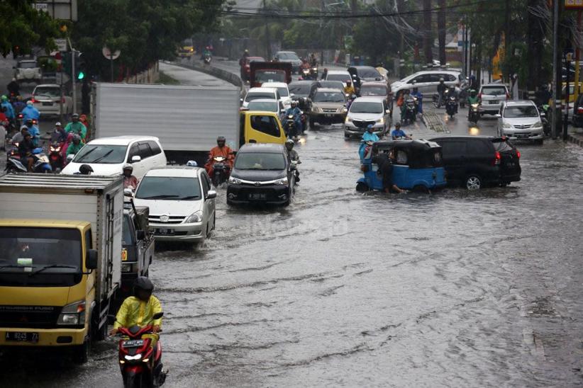 Genangan Air Muncul setelah Hujan Mengguyur Ibu Kota - Bagian 9