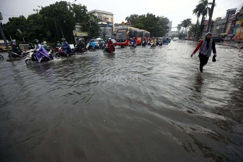 Genangan Air Muncul setelah Hujan Mengguyur Ibu Kota - Bagian 7
