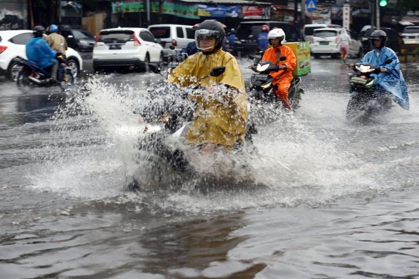 Genangan Air Muncul setelah Hujan Mengguyur Ibu Kota - Bagian 1