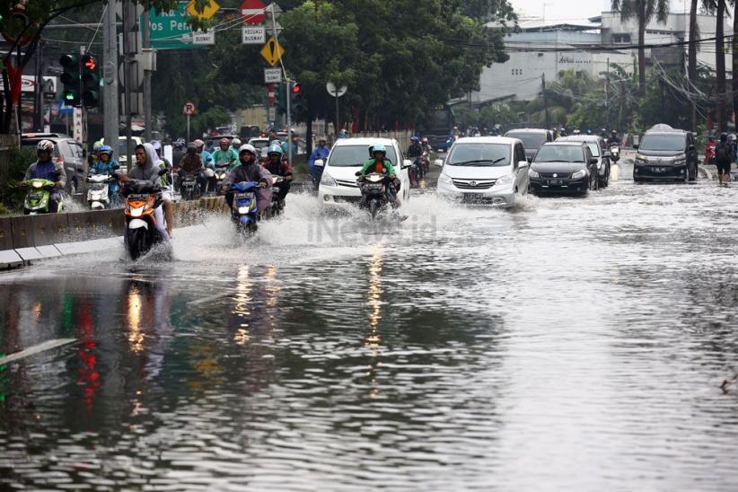Genangan Air Muncul setelah Hujan Mengguyur Ibu Kota - Bagian 4