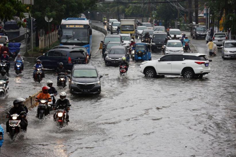 Genangan Air Muncul setelah Hujan Mengguyur Ibu Kota - Bagian 3