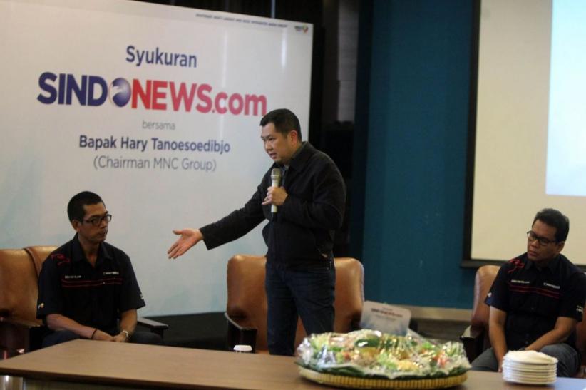 Prestasi Sindonews Meningkat, HT Potong Tumpeng Bersama Karyawan - Bagian 2