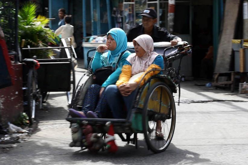 Becak Beroperasi di Kampung-Kampung Ibu Kota - Bagian 1