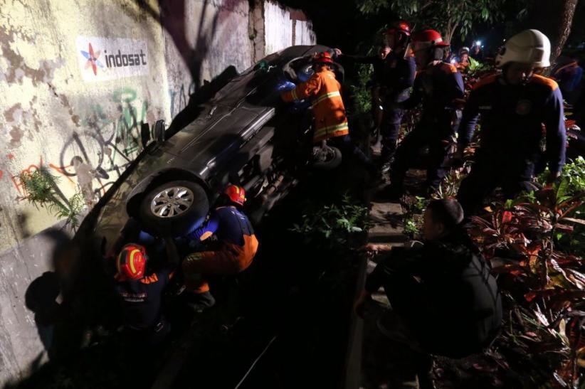 Ditabrak dari Belakang, Minibus Terperosok ke Selokan - Bagian 1