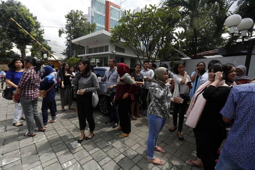Jakarta Diguncang Gempa 6,4 SR, Karyawan Berhamburan ke Jalan - Bagian 9