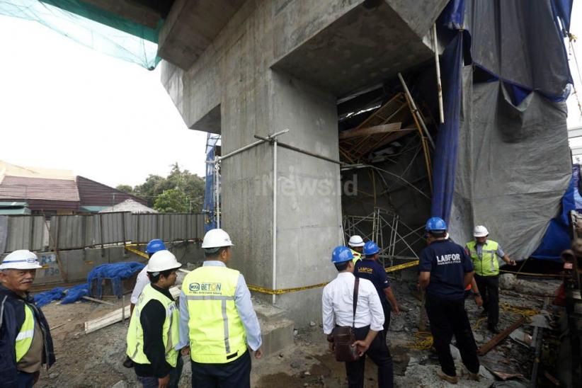 Puslabfor Mabes Polri Olah TKP Lokasi LRT Roboh - Bagian 2