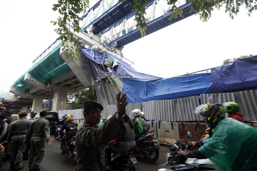 Puslabfor Mabes Polri Olah TKP Lokasi LRT Roboh - Bagian 5