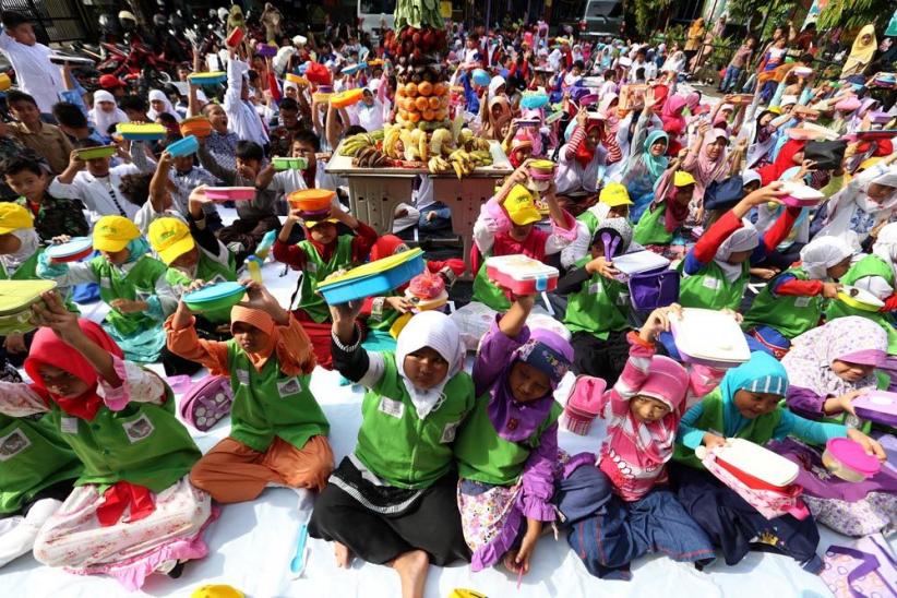 Berebut Buah Memperingati Hari Gizi Nasional - Bagian 3