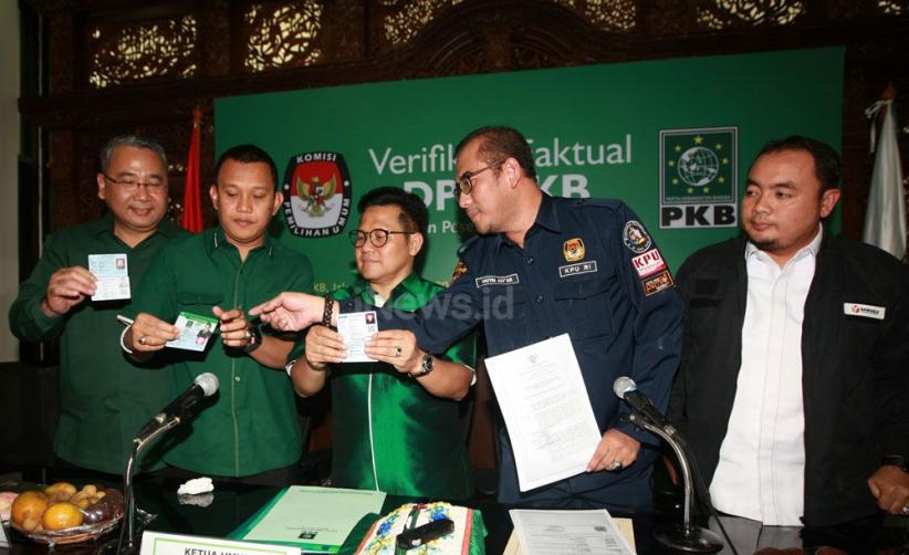Lolos Verifikasi Faktual, Cak Imin Peluk Komisioner KPU - Bagian 6