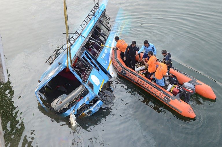 Bus Tercebur ke Sungai, 36 Penumpang Tewas - Bagian 1