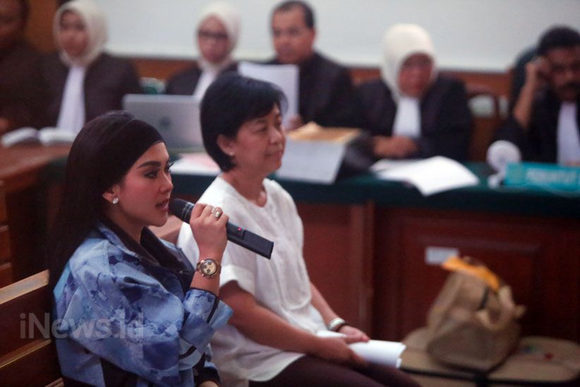 Jadi Saksi Kasus First Travel, Syahrini Pakai Jam Rolex Rp20 M - Bagian 5