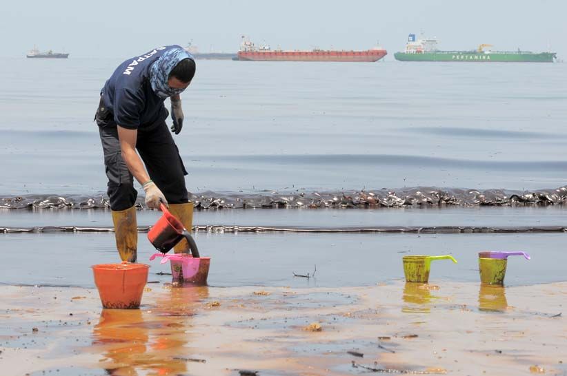 Pesisir Pantai Balikpapan Tercemar Tumpahan Minyak - Bagian 1