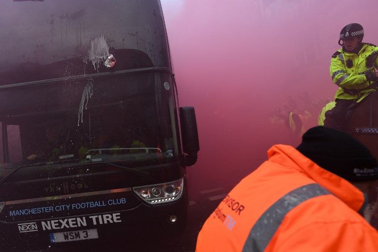 Bus Manchester City Dilempari Botol oleh Suporter Liverpool - Bagian 5