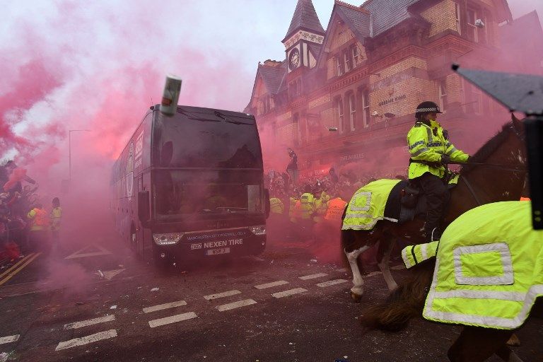 Bus Manchester City Dilempari Botol oleh Suporter Liverpool - Bagian 4