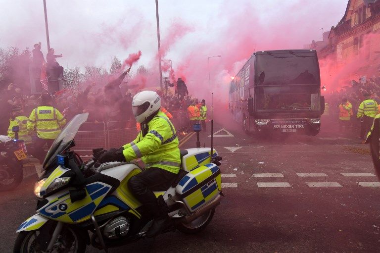 Bus Manchester City Dilempari Botol oleh Suporter Liverpool - Bagian 3
