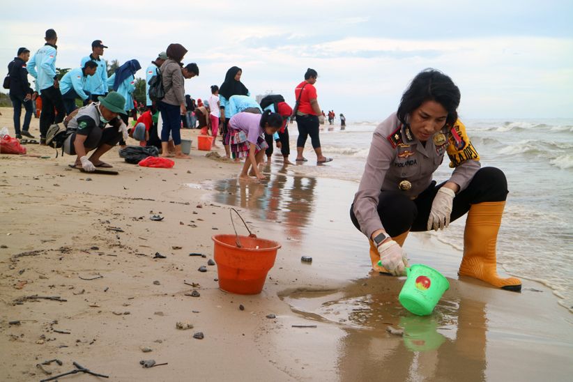 Warga Balikpapan Gotong Royong Bersihkan Pantai Kilang Mandiri - Bagian 2