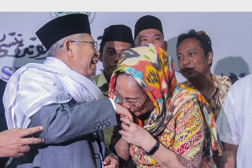 Minta Maaf, Sukmawati Cium Tangan Ketua MUI - Bagian 1