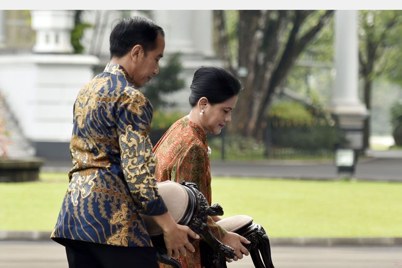 Sambil Lesehan, Jokowi dan Anak-Anak Penderita Kanker Nonton Sulap - Bagian 6