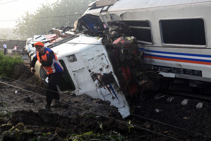 Kereta Tabrak Truk Trailer di Ngawi, Masinis Tewas - Bagian 1