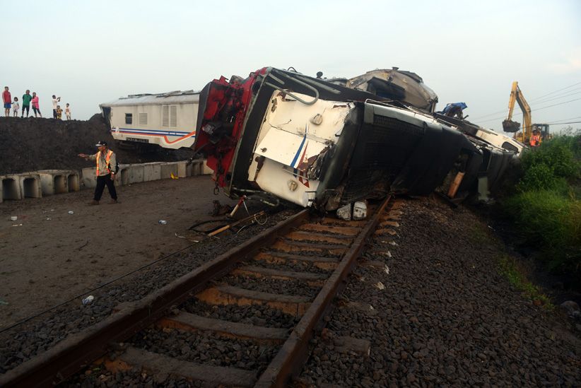 Kereta Tabrak Truk Trailer di Ngawi, Masinis Tewas - Bagian 2