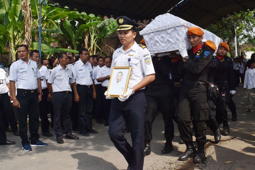 Masinis Korban Tabrakan Kereta Vs Truk Dimakamkan di Madiun - Bagian 2