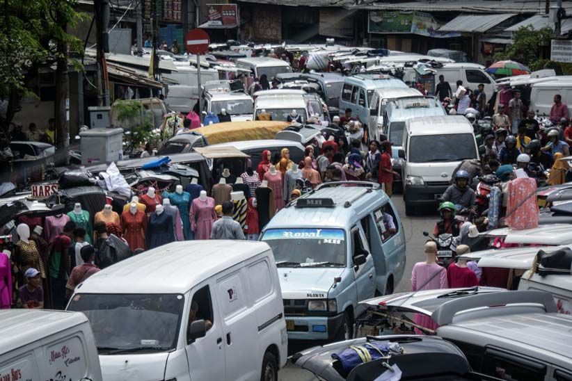 Pedagang Pasar Tasik Tanah Abang Berjualan Pakai Mobil di Bahu Jalan  - Bagian 2
