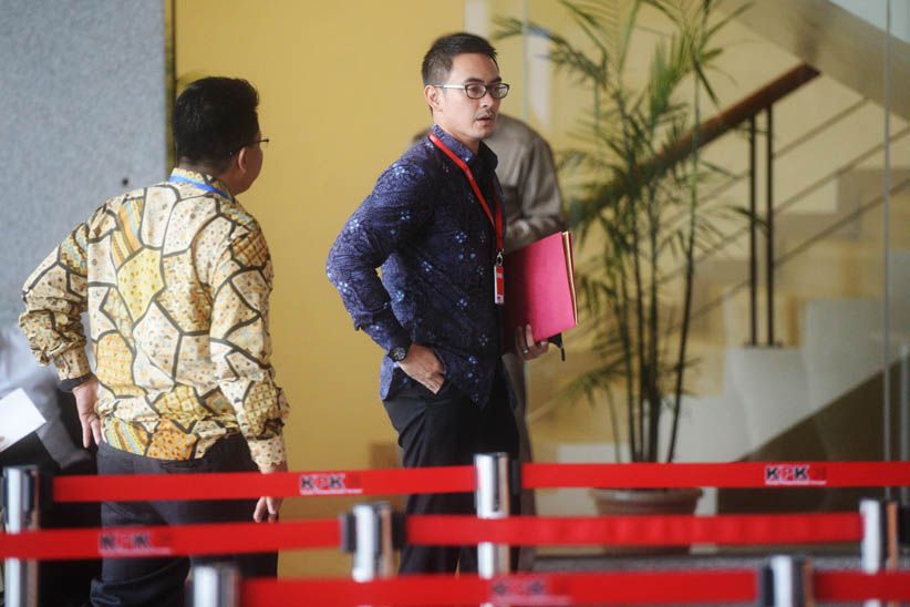 Gubernur Jambi Zumi Zola Diperiksa KPK sebagai Tersangka - Bagian 2