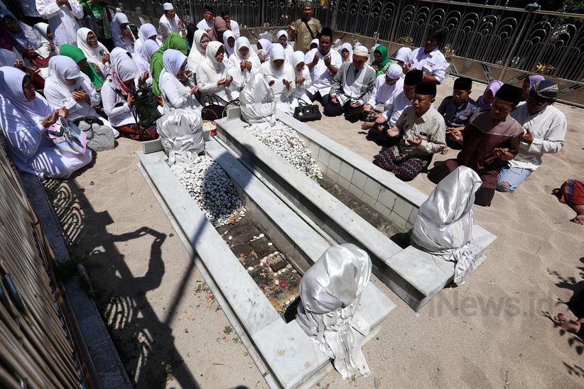 Jelang Debat Pilgub Jatim, Khofifah Ziarah Makam Sunan Ampel  - Bagian 3