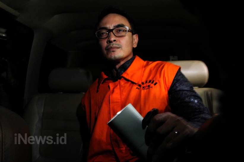 Pakai Rompi Tahanan, Zumi Zola Mendekam di Rutan C1 KPK - Bagian 2