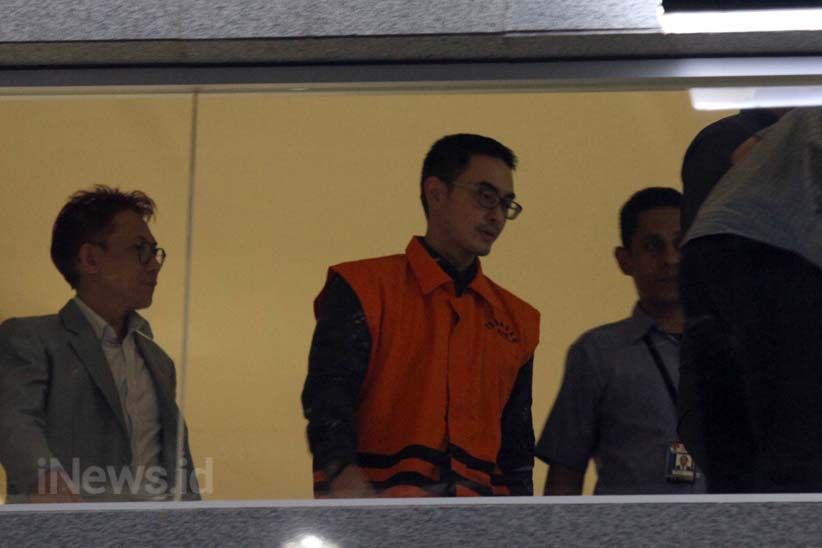 Pakai Rompi Tahanan, Zumi Zola Mendekam di Rutan C1 KPK - Bagian 6