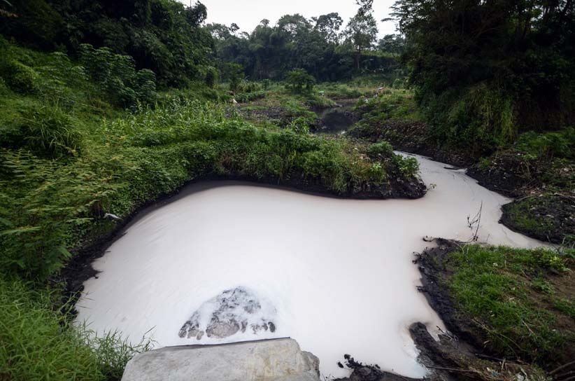 Foto Udara Ini Perlihatkan Limbah Industri Cemari Anak Sungai Citarum - Bagian 3