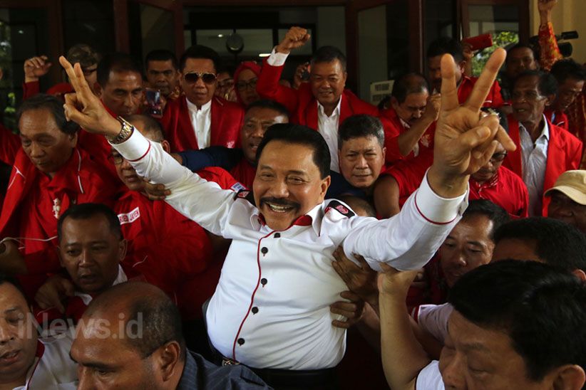 Hendropriyono Dipanggul Pendukung Usai PKPI Menang Gugatan PTUN - Bagian 1