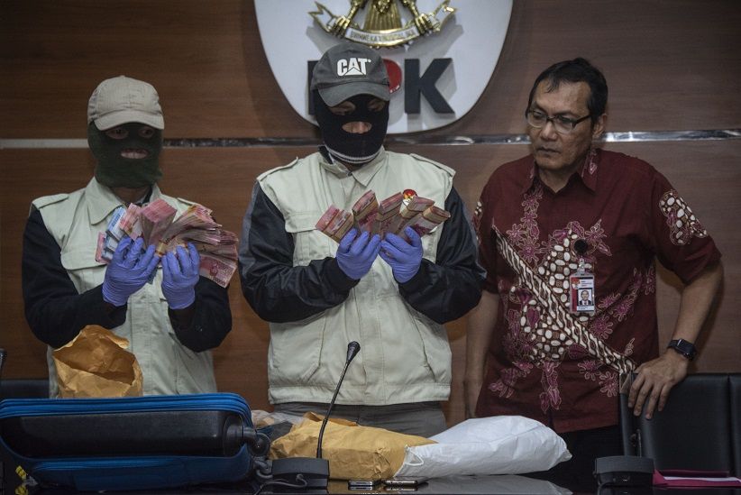 Bupati Bandung Barat Tiba di KPK, Uang Rp435 Juta Disita - Bagian 3