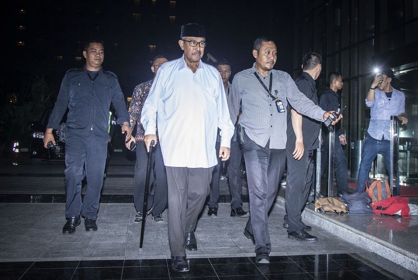 Bupati Bandung Barat Tiba di KPK, Uang Rp435 Juta Disita - Bagian 1