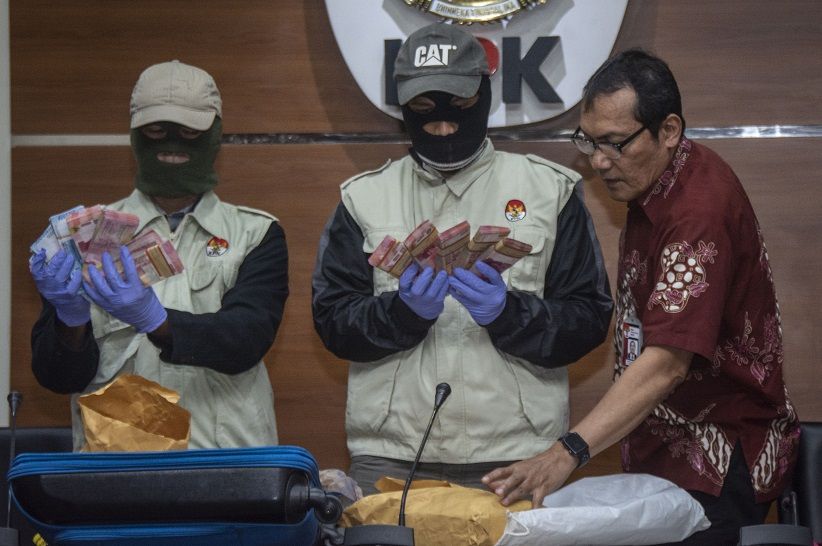 Bupati Bandung Barat Tiba di KPK, Uang Rp435 Juta Disita - Bagian 2
