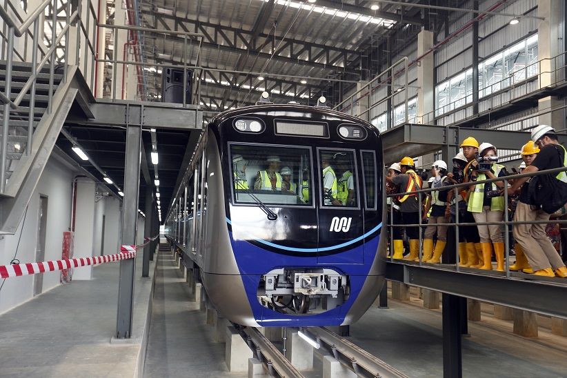 Anies Ditemani Anak Tinjau Gerbong MRT di Depo Lebak Bulus - Bagian 6