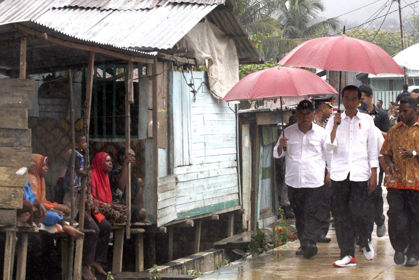 Jokowi Tinjau Pembangunan Jalan Program Padat Karya Tunai di Sorong - Bagian 3