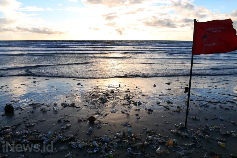 Dipenuhi Sampah, Begini Kondisi Memprihatinkan Pantai Kuta Bali - Bagian 5