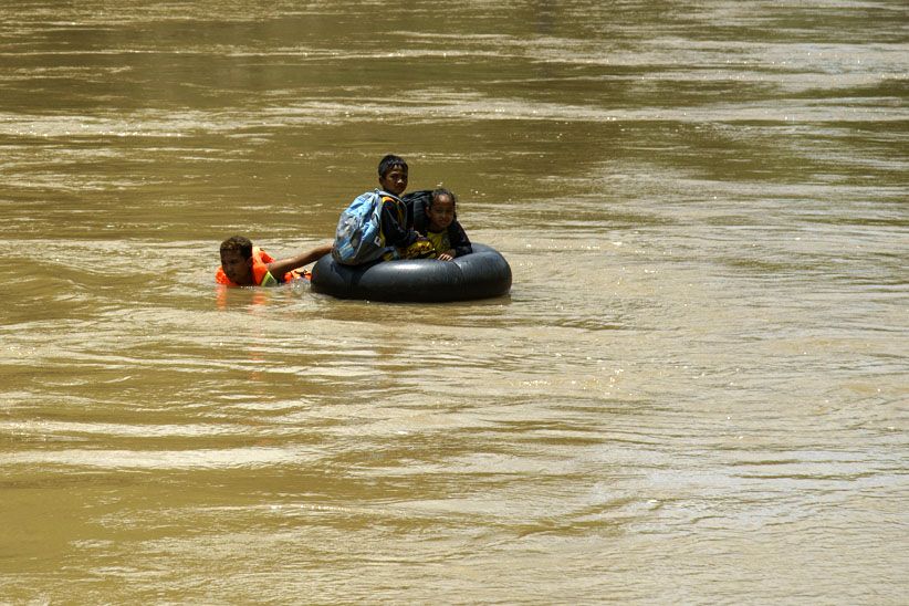 Pelajar Ini Sebrangi Sungai Pakai Ban untuk Bersekolah - Bagian 1