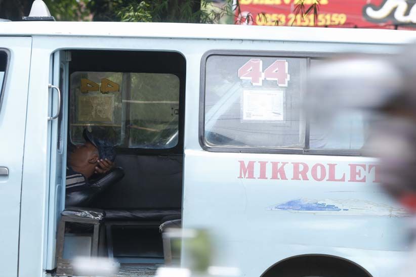 Sopir Mikrolet M44 Protes Rute TransJakarta karena Pengaruhi Omzet - Bagian 4