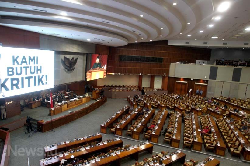 Tulisan Kami Butuh Kritik! Muncul di Layar Sidang Paripurna DPR - Bagian 2