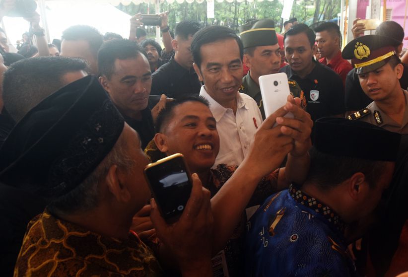 Presiden Jokowi Bagikan Kartu PKH kepada Warga Sulsel - Bagian 3