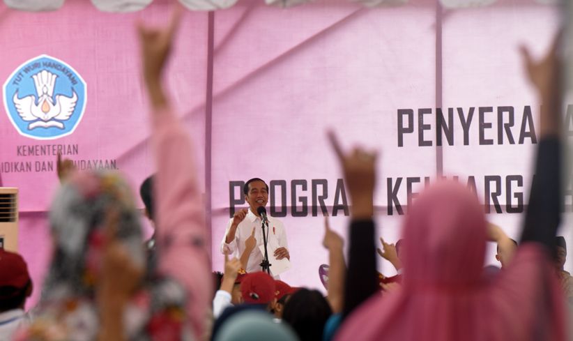 Presiden Jokowi Bagikan Kartu PKH kepada Warga Sulsel - Bagian 1