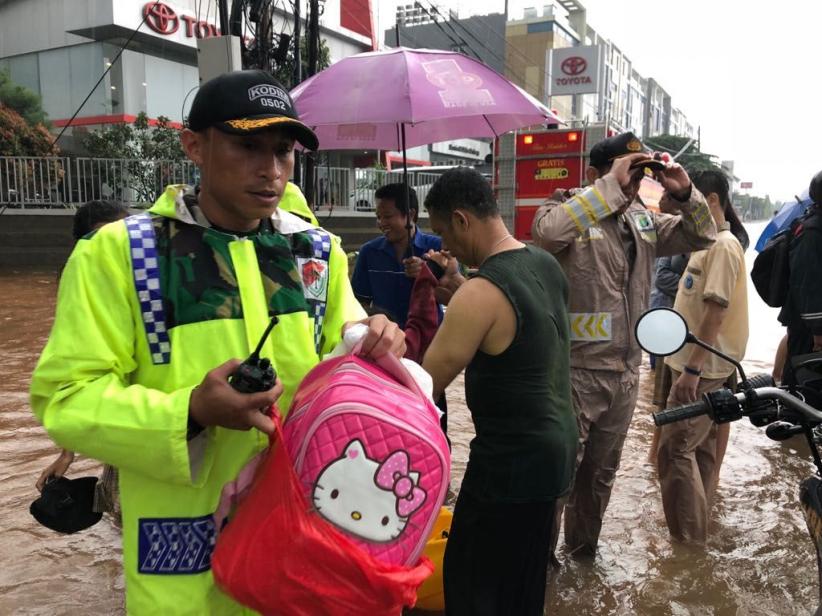 Polsek Kelapa Gading Bantu Warga Lewati Banjir - Bagian 5