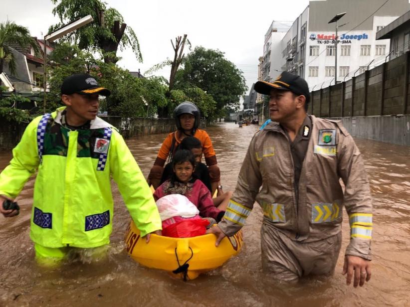 Polsek Kelapa Gading Bantu Warga Lewati Banjir - Bagian 6
